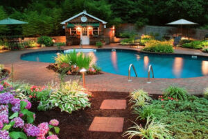 Aménager une terrasse en pierre autour de la piscine