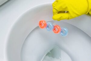 Les erreurs à éviter quand un bloc tombe dans les toilettes