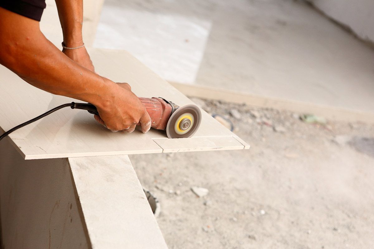 comment fait on la finition entre le dernier carrelage et le plafond