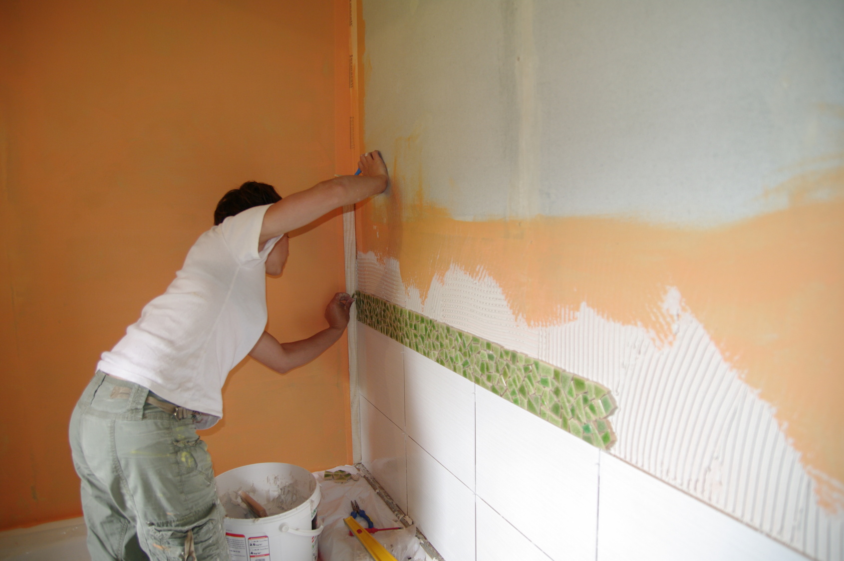 comment fait on la finition entre le dernier carrelage et le plafond