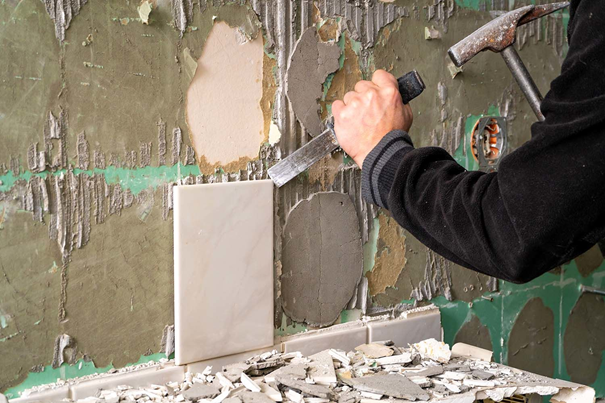 comment retirer un carrelage sur un mur de beton avec un marteau et un burin