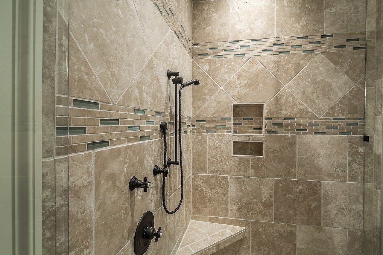 douche à l'italienne avec carrelage mural