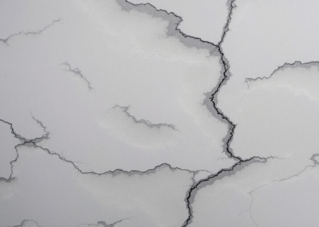 Fissures au Plafond : Comprendre, Évaluer et Réparer