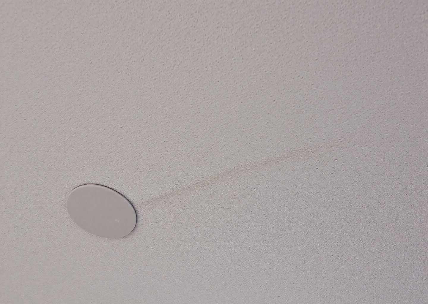 Fissures au Plafond : Comprendre, Évaluer et Réparer