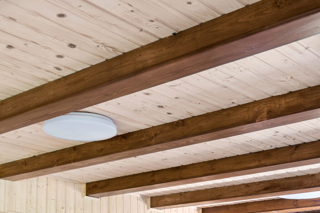 Habiller un plafond entre les poutres