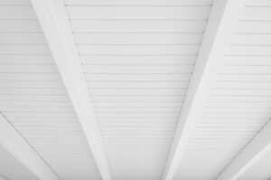 Peindre entre les poutres pour habiller un plafond facilement
