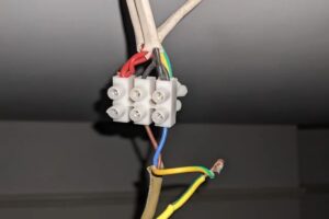Que faire du fil de terre quand le luminaire ne possède que 2 fils