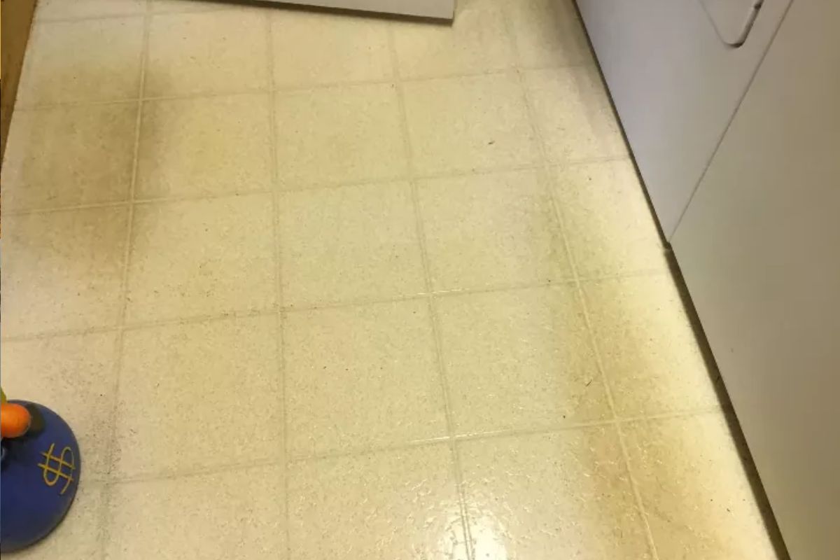 Tache jaune sur lino qui ne part pas : comment s’en débarrasser